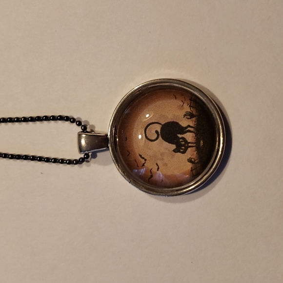 Round Spooky Cat Pendent - Picture 1 of 4